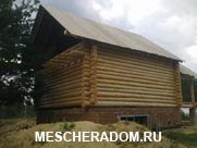 Двухэтажный бревенчатый дом с большой верандой размером 7